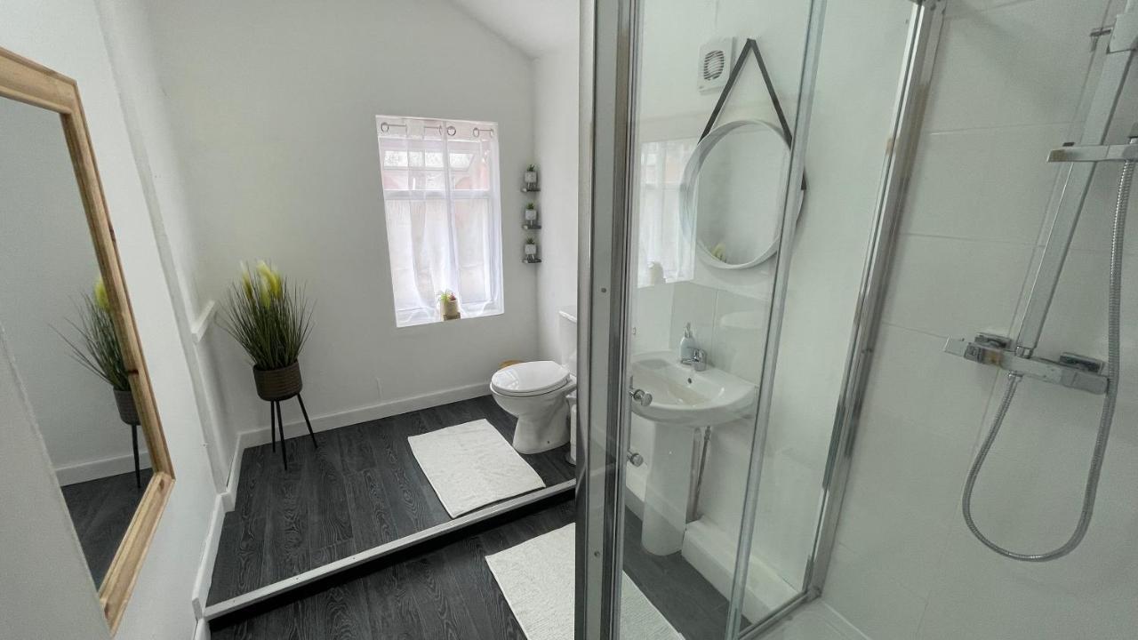 Spacious 6 Bed Home Near City & Albion Stadium Perfect For Contractors! برمنغهام المظهر الخارجي الصورة