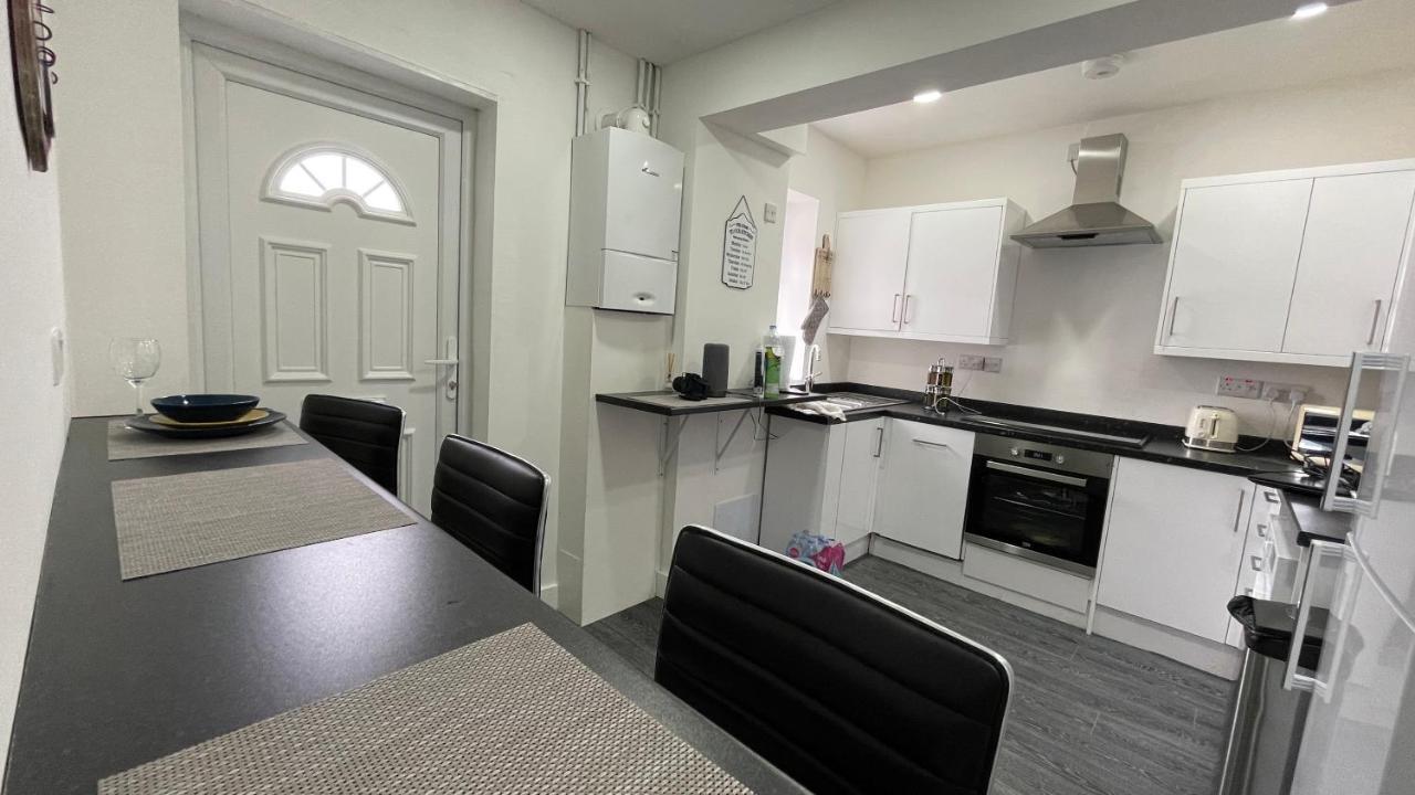 Spacious 6 Bed Home Near City & Albion Stadium Perfect For Contractors! برمنغهام المظهر الخارجي الصورة