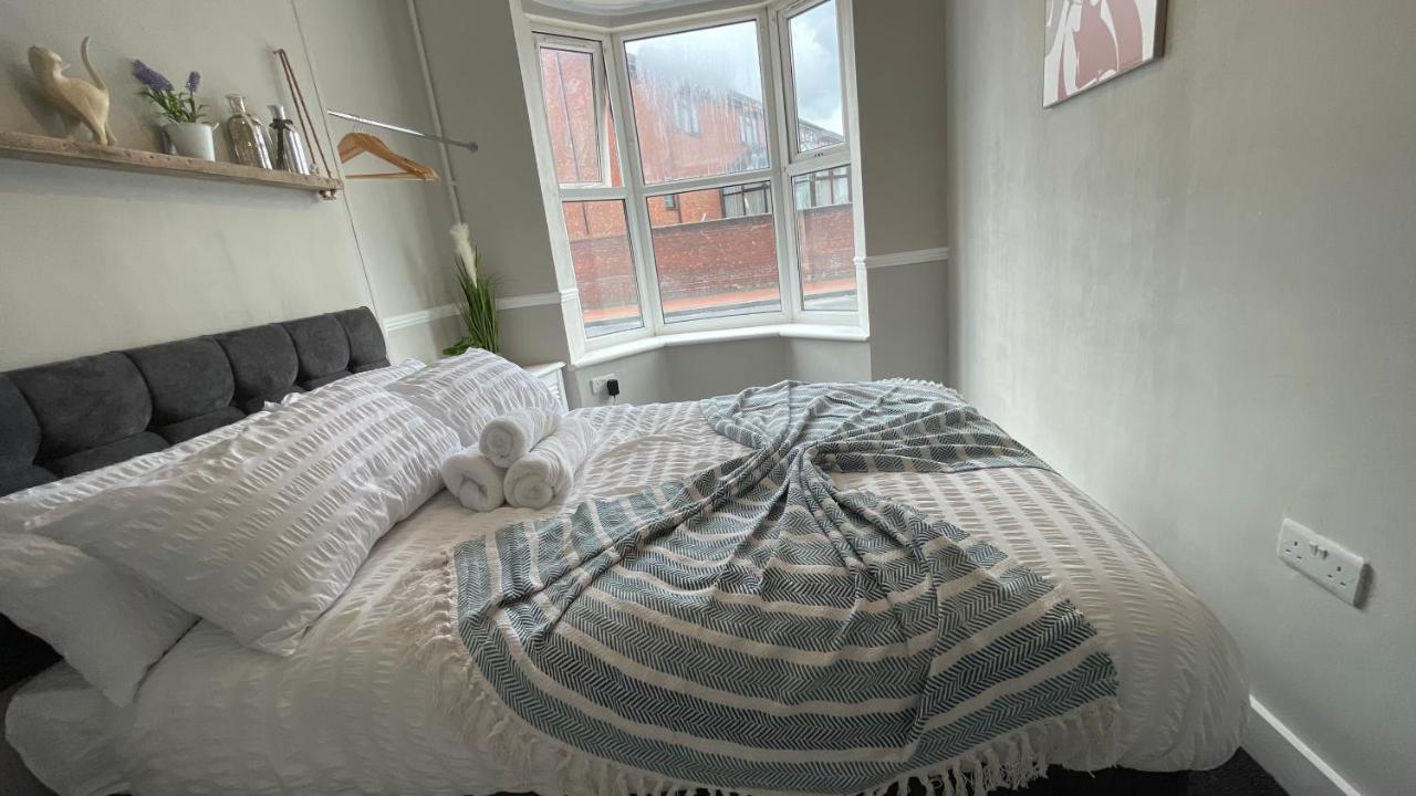 Spacious 6 Bed Home Near City & Albion Stadium Perfect For Contractors! برمنغهام المظهر الخارجي الصورة